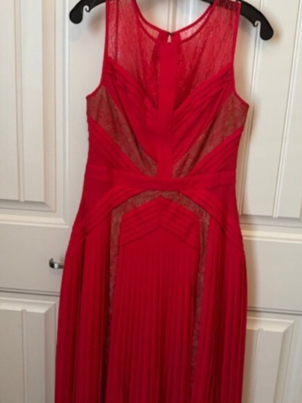 BCBGMAXAZRIA Sleeveless Chevron Pleated Lace